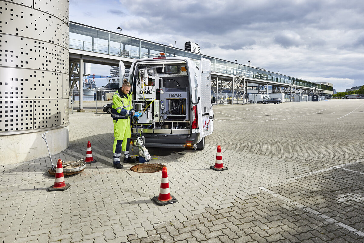 IBAK Spül-TV-Fahrzeug im Einsatz an der Landstromanlage in Kiel