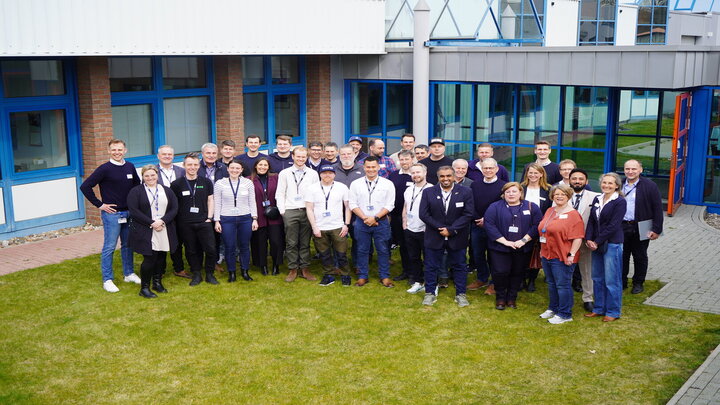 Gruppenaufnahme der Teilnehmer auf dem internationalen Vertriebspartnertreffen bei IBAK