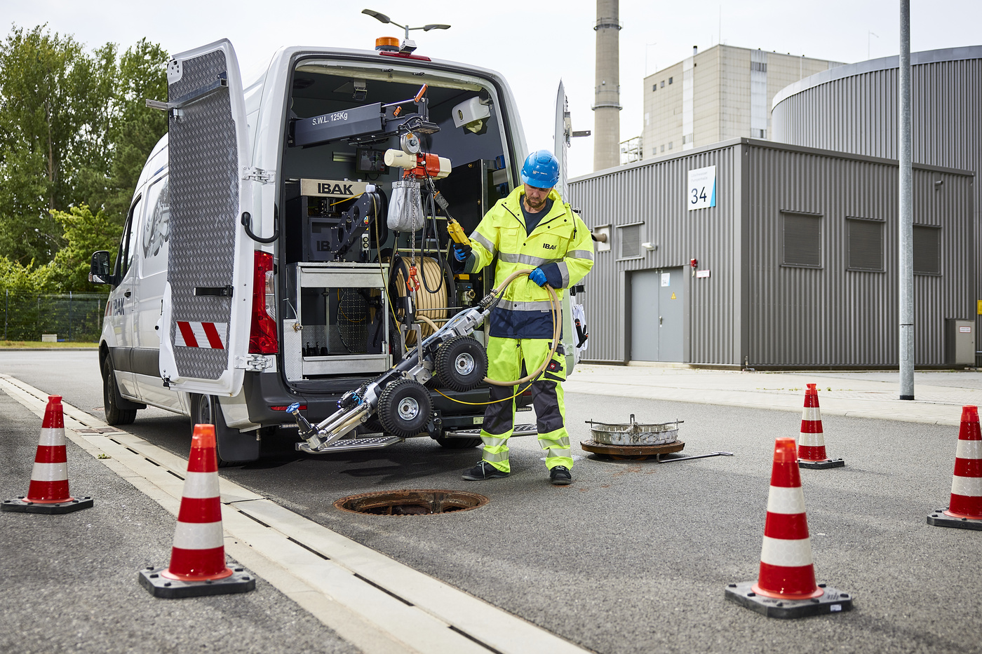 IBAK Fahrzeugsystem MicroGator Air pneumatisch mobiler Einsatz Fräsen Sanierung Hauptkanal