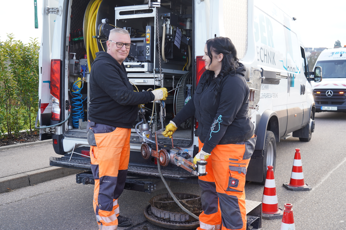 Ivica und Nina Crnkovic von Boger am neu ausgestatteten Fräs- und Inspektionsfahrzeug von IBAK mit dem pneumatisch betriebenen MicroGator Air