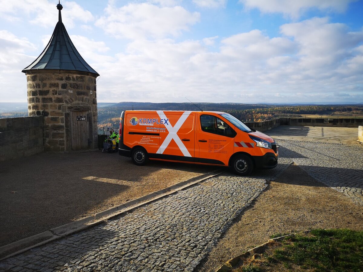 Kanalinspektionsfahrzeug im Einsatz auf einer Burganlage