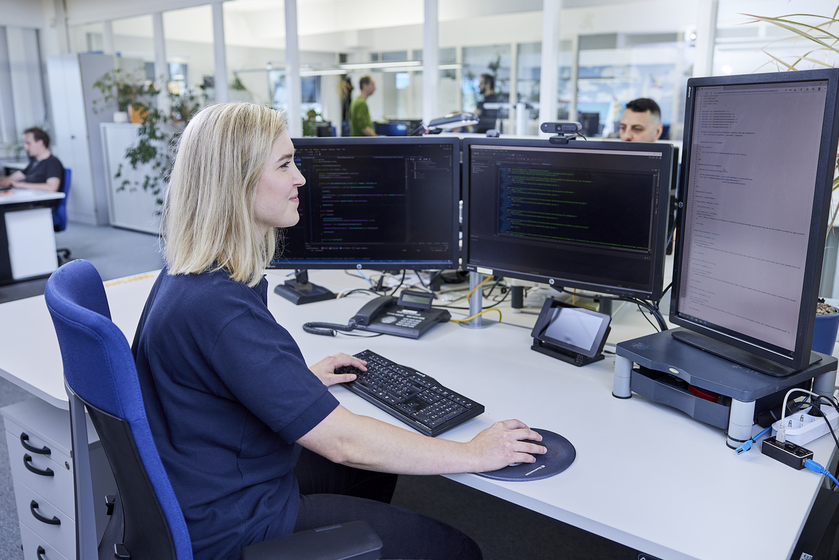 Softwareentwicklerin bei der Arbeit