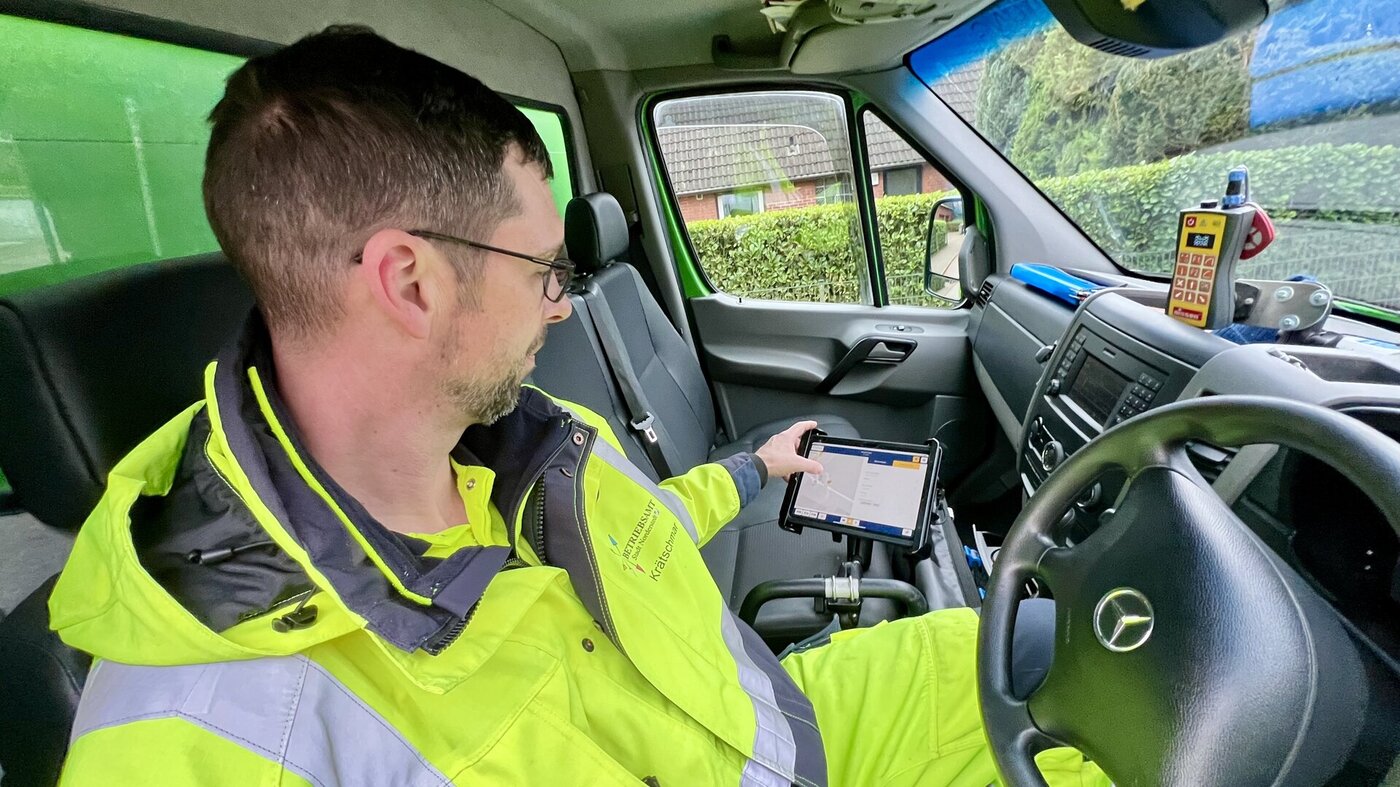 Fahrer ruft über ein Tablet im Fahrzeug Tourdaten, Lagedaten der Sinkkästen und technische Hinweise ab und dokumentiert seine Arbeit digital
