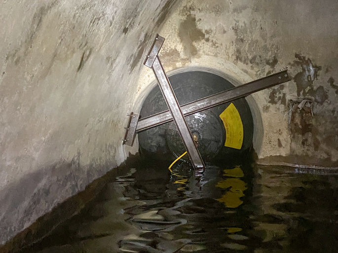 Foto vom Hochwasserschieber im Kanal an der Carolabrücke in Dresden