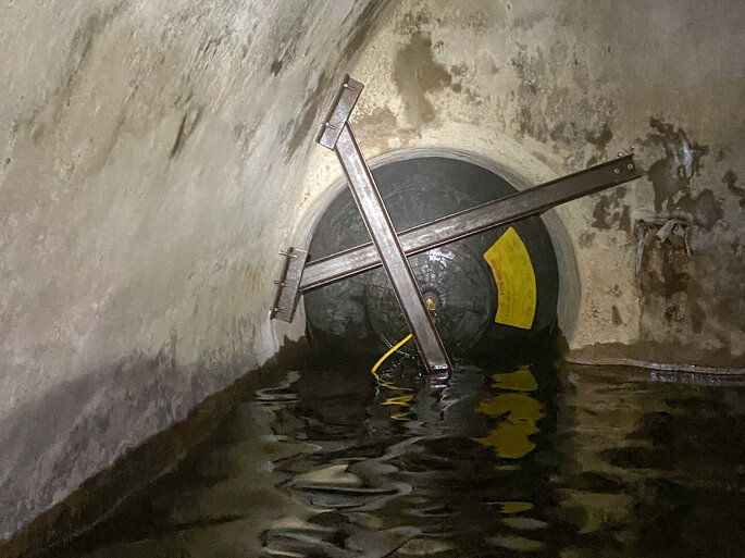 Foto vom Hochwasserschieber im Kanal an der Carolabrücke in Dresden