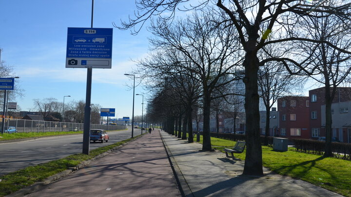 Aufnahme von einem Schild, das eine Umweltzone in Rotterdam ankündigt