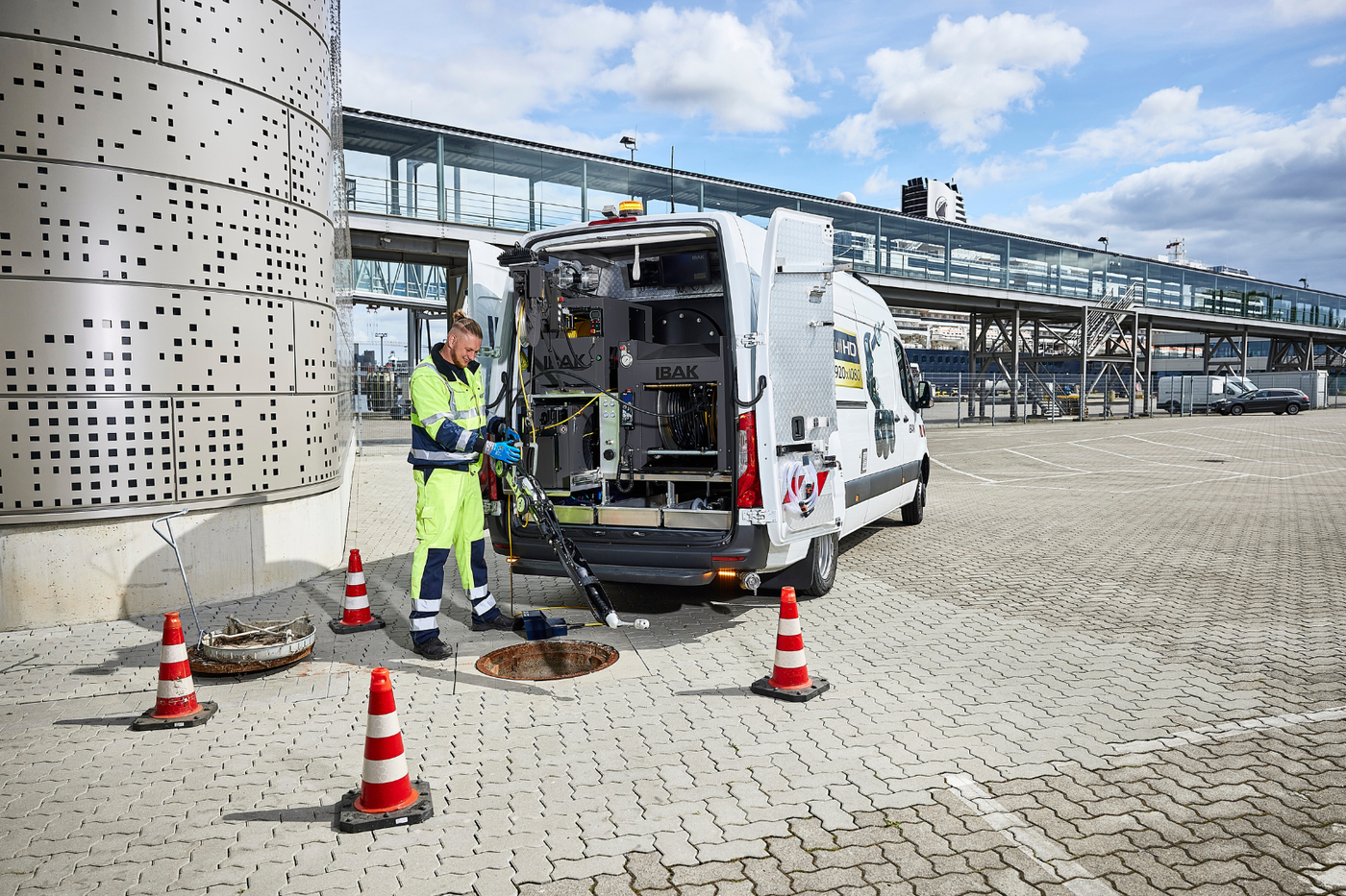 Inspekteur mit Kanalinspektionsfahrzeug im Einsatz am Schifffahrtsterminal