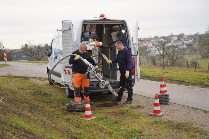 Ivica Crnkovic und Manuel Weiß bei der Bedienung der elektrischen Fräsroboter-Anlage