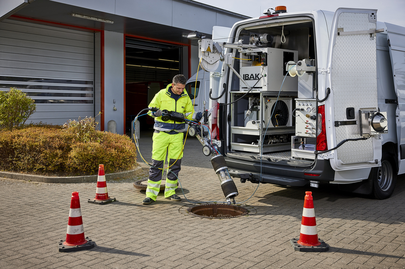 IBAK Fahrzeugsystem Inspektion Hausanschluss vom Hauptkanal aus mit DPS-System zur Dichtheitsprüfung Inspektionsdaten Vermessungen