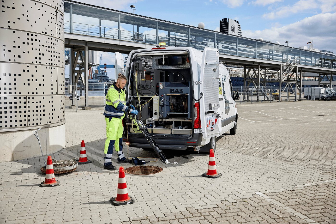 Système véhicule pour inspection des collecteurs et des branchements domestiques avec unité de nettoyage