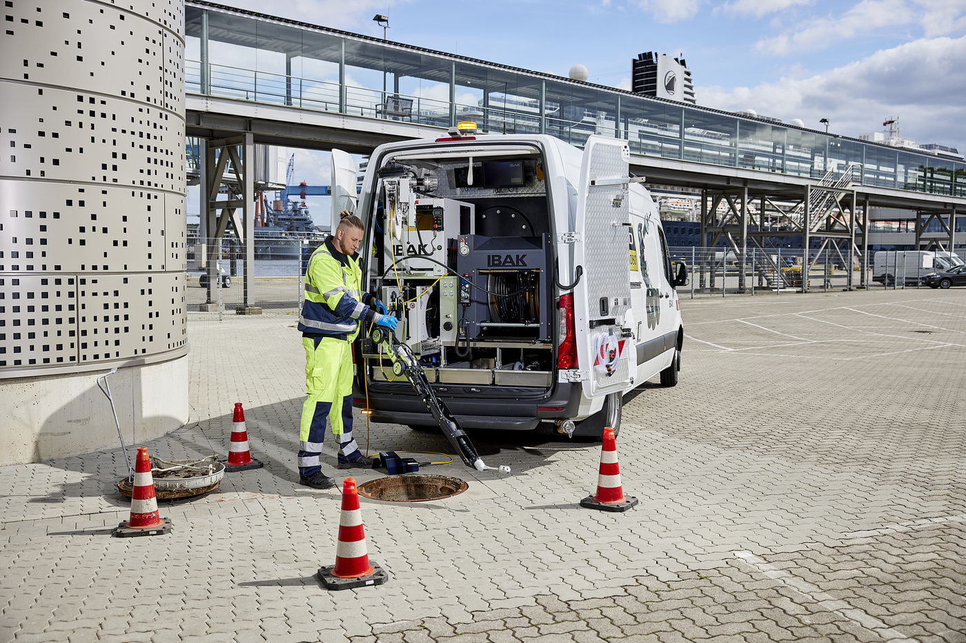 IBAK Fahrzeugsystem Inspektion Hausanschluss vom Hauptkanal aus mit LISY Satellitensystem mit Spüleinheit Einspülen Inspektionsdaten Vermessungen