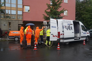Aufnahme eines Kanalsanierungsfahrzeugs am Schacht mit Mitarbeitern der SEDD